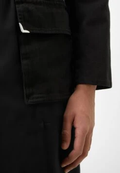 Han Kjøbenhavn Cargo Trenchcoat - Trenchcoat - Black -Winter Menswear Store 1325a228fafb41a1b1bee240ac61a622 scaled