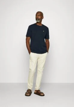 Scotch & Soda Essentials Stretch - Trousers - Sand 12 Scotch & Soda Essentials Stretch - Trousers - Sand -Winter Menswear Store 14f61f5f7f1d4dadb2caa1403231f7aa scaled