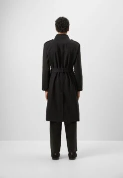 Han Kjøbenhavn Cargo Trenchcoat - Trenchcoat - Black -Winter Menswear Store 1a70db2a12cb41268c5a270cced26f84 scaled