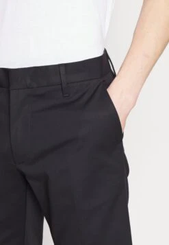 Emporio Armani Trouser - Chinos - Nero 11 Emporio Armani Trouser - Chinos - Nero -Winter Menswear Store 1e7a8b72e56646548421bfea43e3fb83 scaled