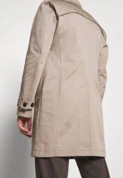 DRYKORN Skopje - Short Coat - Beige 13 DRYKORN Skopje - Short Coat - Beige -Winter Menswear Store 2218887ae8384b02b70446c175376ecf scaled