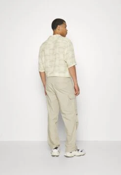 SAMSØE SAMSØE Ross Trousers - Cargo Trousers - Agate Gray -Winter Menswear Store 40b8fea4223c4cedb588ce40c7d83612 scaled