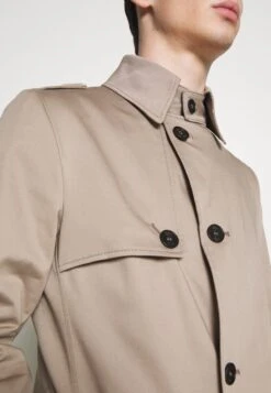 DRYKORN Skopje - Short Coat - Beige 15 DRYKORN Skopje - Short Coat - Beige -Winter Menswear Store 79a5e3a8a6fb485fb724826bf7551b29 scaled