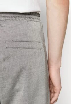 DRYKORN Morvi - Trousers - Grey 9 DRYKORN Morvi - Trousers - Grey -Winter Menswear Store 7d222402698f40968c6538789e803622 scaled