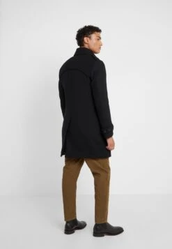 DRYKORN Skopje - Short Coat - Black 8 DRYKORN Skopje - Short Coat - Black -Winter Menswear Store 8c36014bd86c4118bfbeeed2e56a5a2b scaled
