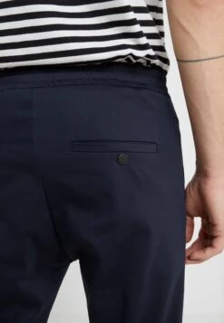 DRYKORN Jeger - Trousers - Navy -Winter Menswear Store 9cb8d458f6b446ca8918dbd597b7ca88 scaled