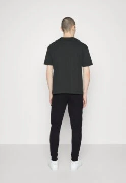 EA7 Emporio Armani Trouser - Tracksuit Bottoms - Dark Blue 7 EA7 Emporio Armani Trouser - Tracksuit Bottoms - Dark Blue -Winter Menswear Store bcbf6727294a4505aa9d9afb82514e0f scaled