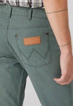 Wrangler Sboro - Trousers - Thyme -Winter Menswear Store d2e0919ea54e45f2a361e42edabf47cb