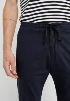 DRYKORN Jeger - Trousers - Navy -Winter Menswear Store f647a7cc9eb141d2a85a01081d0831f9 scaled