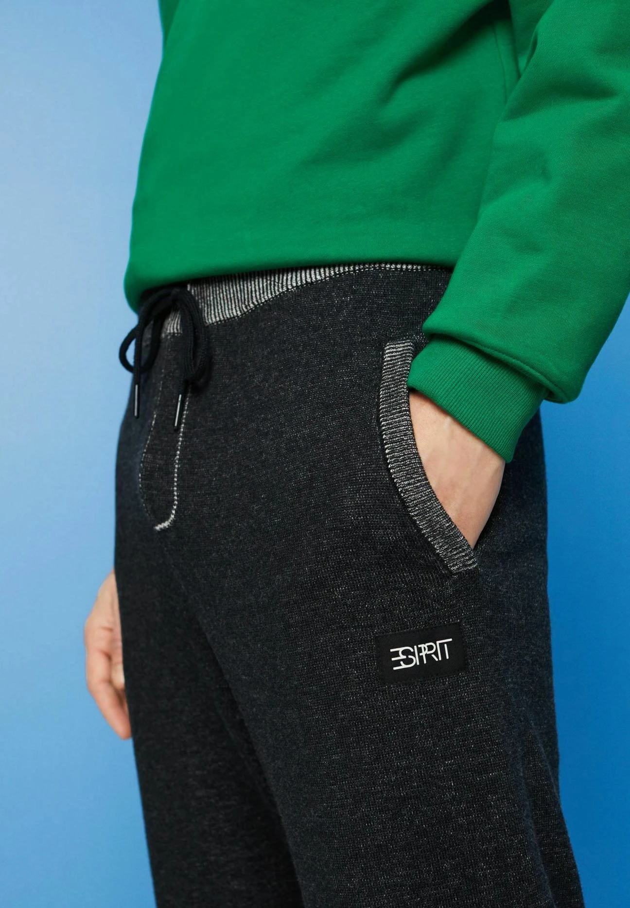 ESPRIT High-Rise-Im-Style Mit Logo-Print - Trousers - Black 6 ESPRIT High-Rise-Im-Style Mit Logo-Print - Trousers - Black - Image 6